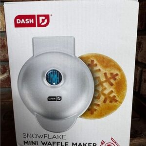 Dash mini waffle maker - snowflake